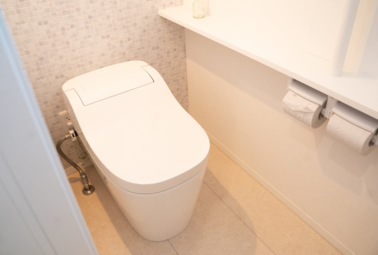 リフォーム後の清潔感あるトイレ空間