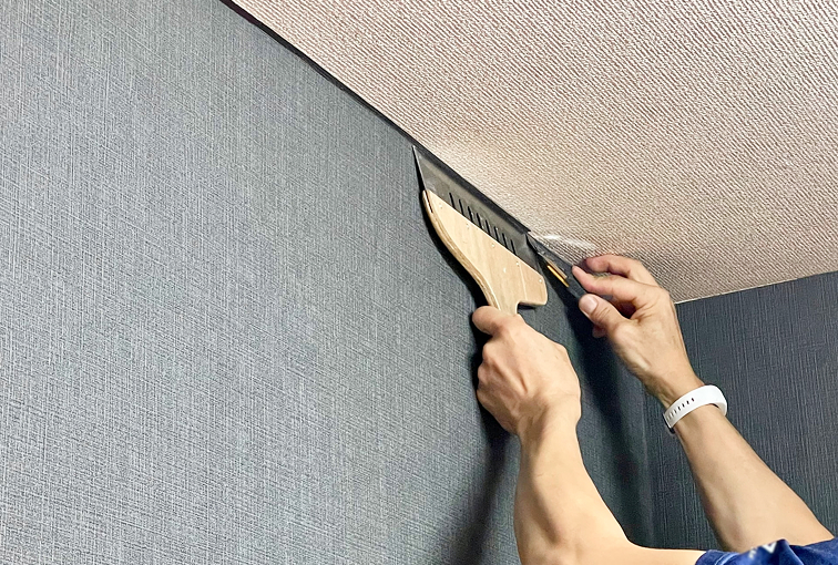 壁紙を丁寧に施工する作業の様子